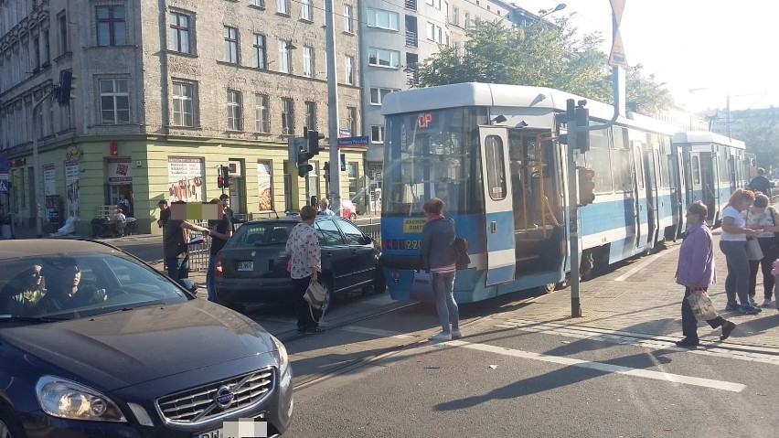 Wypadek przy Pułaskiego. Nie jeżdżą tramwaje [ZDJĘCIA]