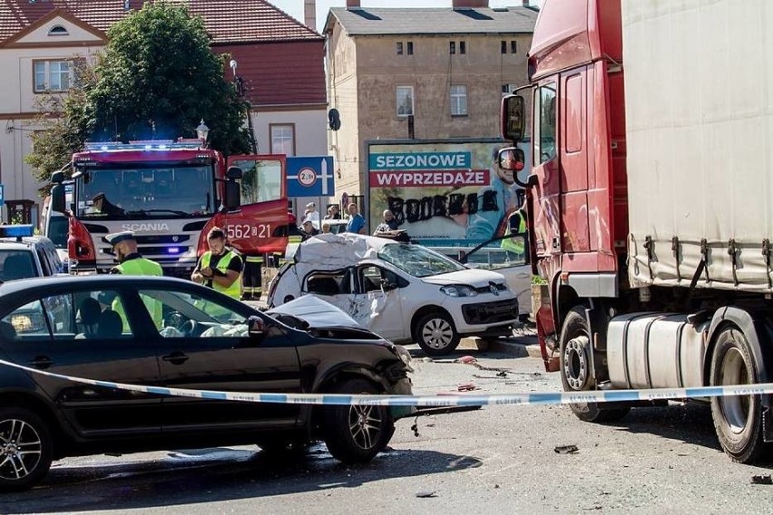 Tragiczny wypadek trzech aut. Trwa walka o życie kierowcy (ZDJĘCIA)