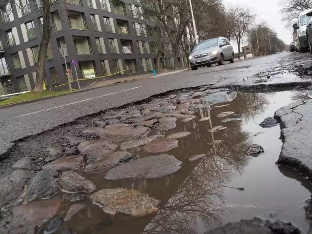 Spółka Łódzkie Inwestycje nie zajmie się remontami wszystkich dróg miejskich, a w ramach umowy z Urzędem Miasta Łodzi otrzymała w pilotażu modernizacje i remonty konkretnych odcinków dróg w Łodzi