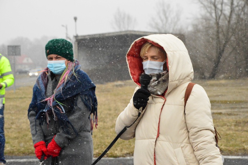 Dobczyce. Mieszkańcy zebrali się pod zaporą. Protestują przeciwko budowie farmy fotowoltaicznej 