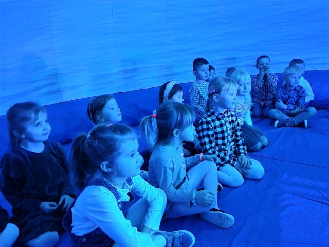 Przedszkolaki z Klwowa miały okazję obejrzeć obrazy  z podwodnego życia oceanu.