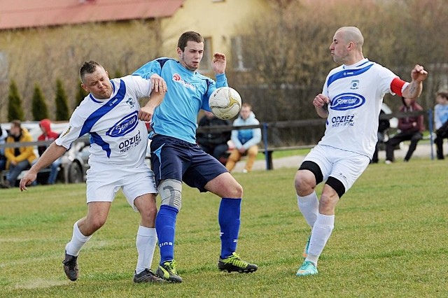 Najlepszy piłkarz Kamionki Mariusz Haliniak (w środku), miał w Wudzyniu niełatwe zadanie w walce z ostro grającymi obrońcami gospodarzy.