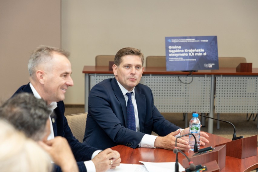 Poseł PiS Bartosz Kownacki w obecności radnych wręczył...