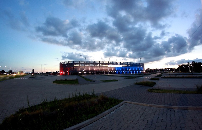 Arena Lublin podświetlona. Barwy francuskiej flagi na stadionie (ZDJĘCIA)