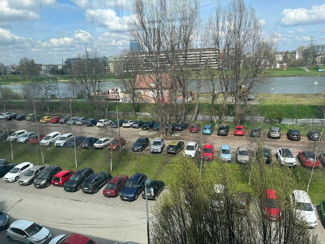 Kraków, Zabłocie, okolica Krakowskiej Akademii im. Andrzeja Frycza Modrzewskiego. Miejsca dla samochodów całkiem sporo, ale jakoś parkingu pozostawia wiele do życzenia.