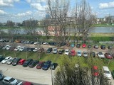 Kraków. Dziurawy parking pod Krakowską Akademią na Zabłociu. Czy są plany dla tego terenu?