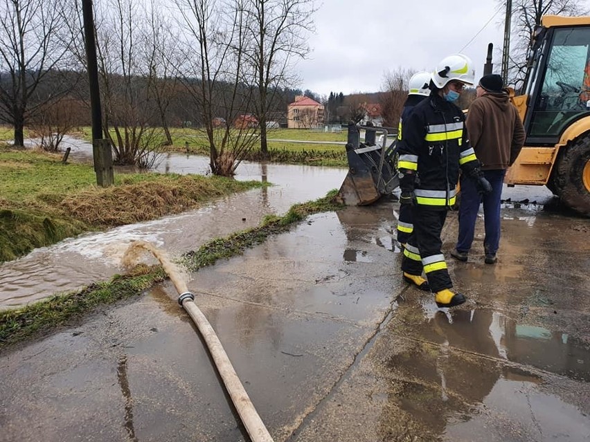 W Kosienicach koło Przemyśla strażacy z OSP Maćkowice pompowali wodę podchodzącą pod domy [ZDJĘCIA]