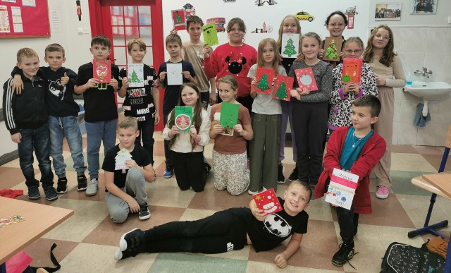 Dzieci przygotowały kartki świąteczne, które trafią do kombatantów II wojny światowej i żołnierzy podziemia niepodległościowego w Polsce i za granicą.