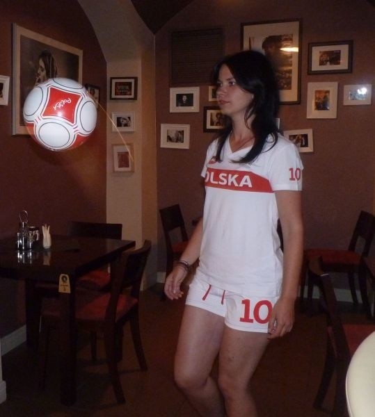 Kelnerki z Plejady również wspierają biało-czerwonych i podczas mistrzostw zamieniły swoje typowe stroje na narodowe barwy.