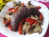 Gotuj z Kurierem: Przepis na grillowaną kaszankę z pieczarkami i papryką (WIDEO)