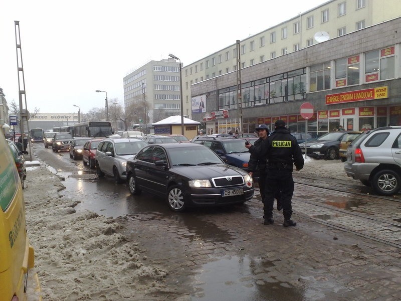 Podejrzany pakunek w centrum Bydgoszczy sparaliżował miasto. Ewakuowano około 100 osób [zobacz zdjęcia]