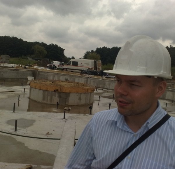 Inżynier Adam Dobrowolski z nadzoru inwestora kąpieliska: - Główna niecka basenu jest już prawie gotowa.