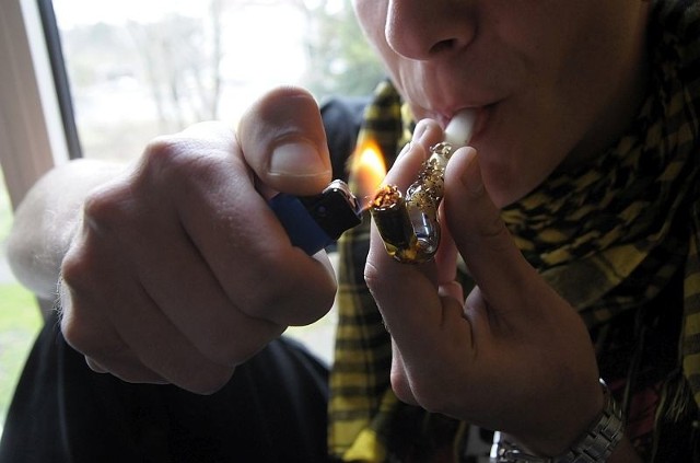 Dopalacze to substancje działające podobnie jak narkotyki, zażywają je głównie młodzi ludzie, często gimnazjaliści.
