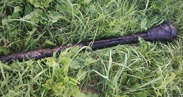 Mieszkaniec Maleńca znalazł podczas porządkowania stawu granatnik przeciwpancerny &#8211; Panzerfaust.