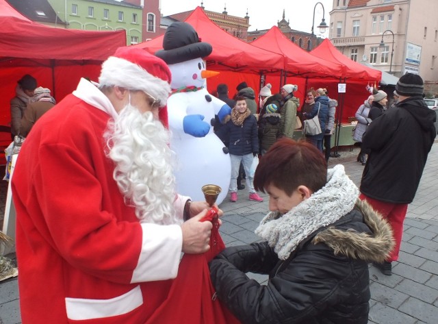 W weekend świąteczny jarmark odbył się w Wąbrzeźnie. Honorowym gościem był Mikołaj, który częstował najmłodszych słodyczami i chętnie pozował do wspólnych zdjęć. Asortyment, który oferowano był, oczywiście, świąteczny. Kupić można było stroiki, lampki, bombki oraz inne bożonarodzeniowe ozdoby. Rozstrzygnięto konkurs „Najpiękniejsza szopka”. Zwyciężyła w nim praca przygotowana przez podopiecznych  Środowiskowego Domu Samopomocy z Wronia. Drugie miejsce zajęła Kamila Stroińska z  Dębowej Łąki, a trzecie szopka autorstwa podopiecznych Domu Pomocy Społecznej w Wąbrzeźnie.W konkursie na piernik świąteczny zwyciężyła Agnieszka Ślesar z Orzechowa. Drugie miejsce zajęli Olga i Borys Stasiakowie, a trzecie Środowiskowy Dom Samopomocy z Wronia. Wyróżniono wypiek WTZ Wąbrzeźno Imprezę zorganizował Wąbrzeski Dom Kultury. 