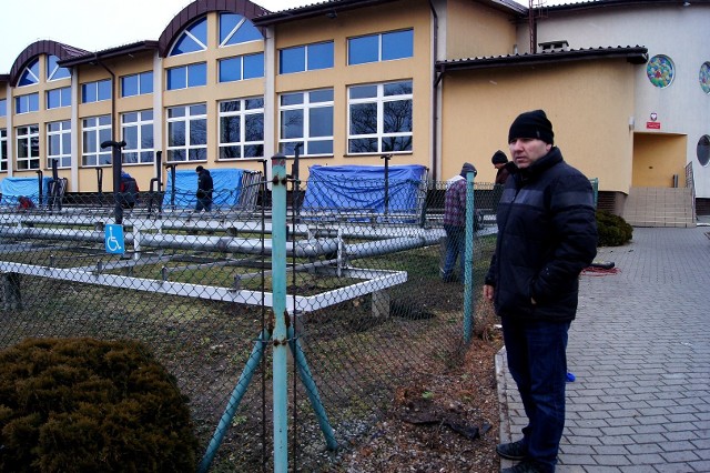 Prezes Kazimierskiego Ośrodka Sportowego Robert Pleszyński przy demontażu solarnej instalacji grzewczej - to tutaj powstanie niecka nowego basenu