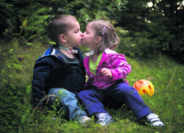 Leoś i Emilka, oboje chorzy na Klątwę Ondyny zawsze witają się buziakami.
