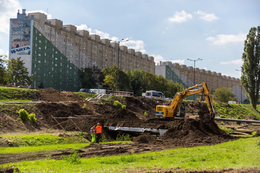 Kraków. Budowa linii tramwajowej do Górki Narodowej. Rozkopane pobocza, wycięte drzewa. Praca wre [NOWE ZDJĘCIA]