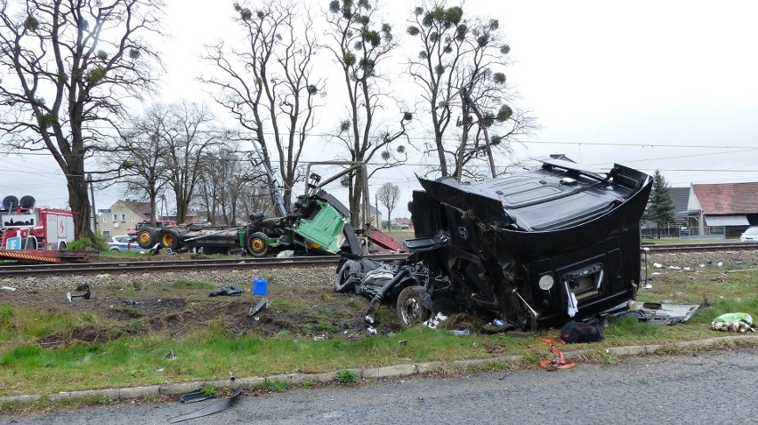 Zderzenie pendolino z ciężarówką pod Ozimkiem.