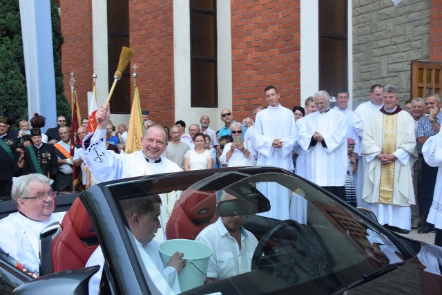 Bp Grzegorz Olszowski święcił pojazdy także m.in. w zeszłym roku.