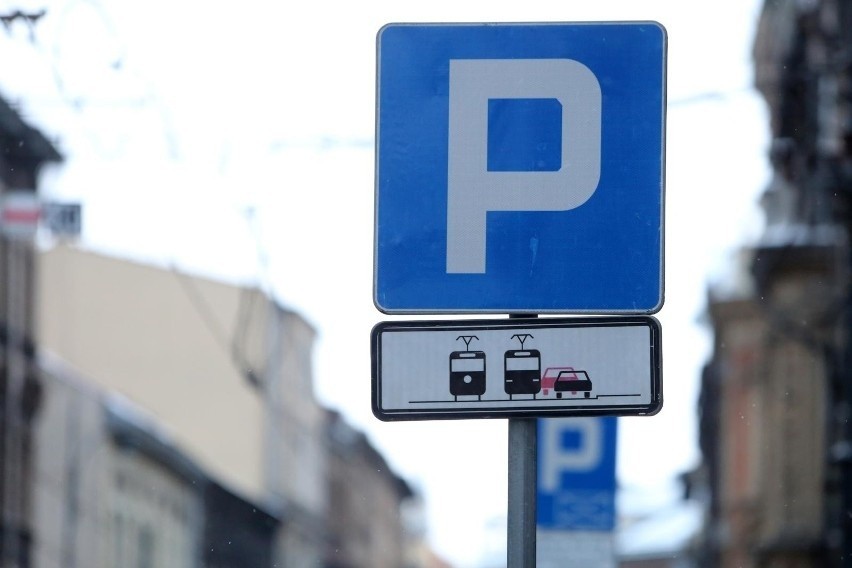 Kraków. Znów plaga zatrzymań tramwajów na ulicy Długiej! Jest petycja w sprawie likwidacji miejsc parkingowych. "Miarka się przebrała"