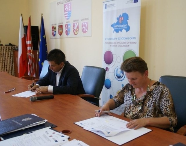 Starosta szydłowiecki podpisał umowy z przedstawicielami gospodarstw, które otrzymały komputery w ramach projektu "Przeciwdziałanie wykluczeniu cyfrowemu w Powiecie Szydłowieckim&#8221;.