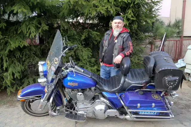 Zbyszek z Motocyklowego Klubu Meksykańskiego przyznał, że z wiekiem przesiadł się z crossów na choppery. Najpierw był to "japończyk, a później Harley Davidson.