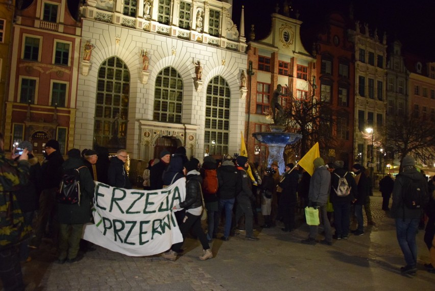 Demonstracja przeciwko przekopowi Mierzei Wiślanej! Aktywiści protestowali pod Fontanną Neptuna