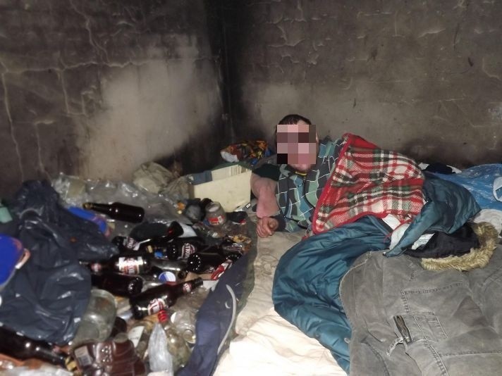 Bezdomni w Starachowicach nie chcą pomocy. Wolą koczować w ruderach i spać w zimnie (zdjęcia)