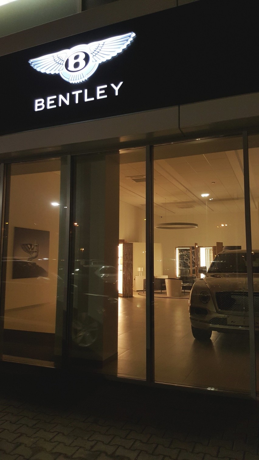 Salon samochodowy marki Bentley w Świętochłowicach, przy...
