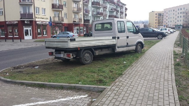 Nasz czytelnik nie miał litości dla autodrania. Powiadomił straż miejską i policję