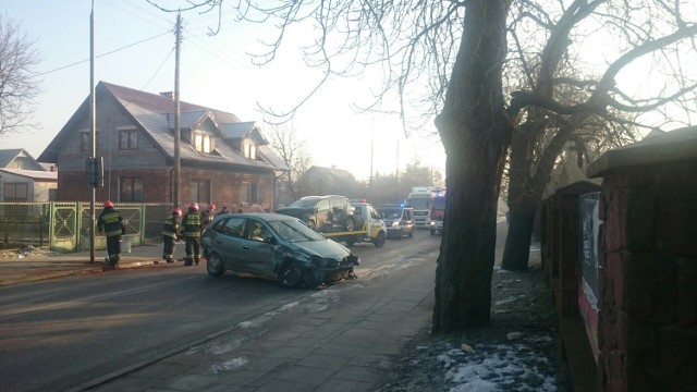 Rozbite samochody zablokowały przejazd ulicą Starokrakowską. Na miejscu interweniowała też straż pożarna.