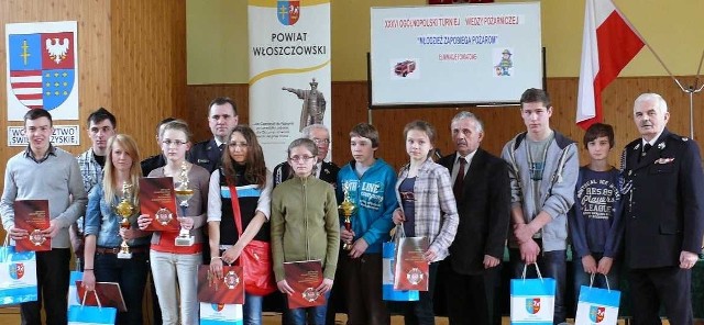Zwycięzcy eliminacji powiatowych Ogólnopolskiego Turnieju Wiedzy Pożarniczej z organizatorami we włoszczowskim starostwie.