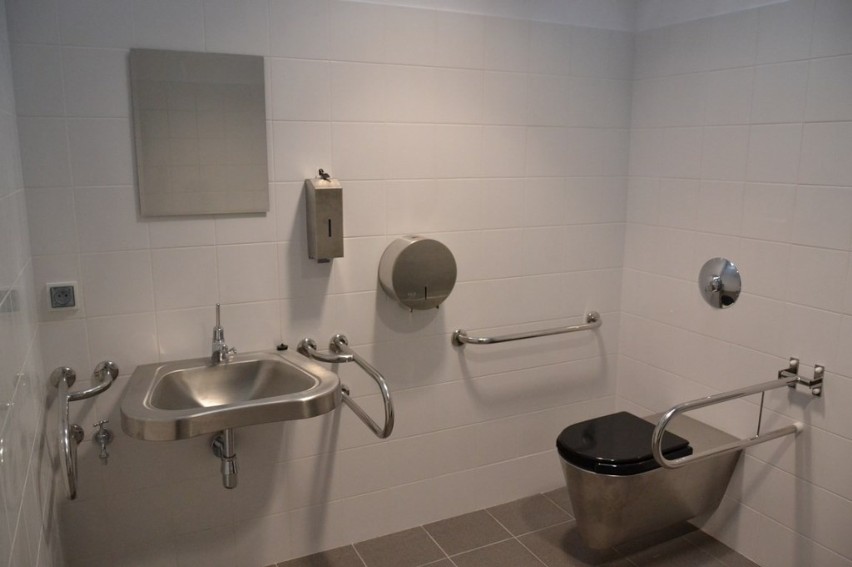 Miejska toaleta w Tarnobrzegu już prawie gotowa. Zobacz, jak obiekt za ponad pół miliona złotych wygląda w środku