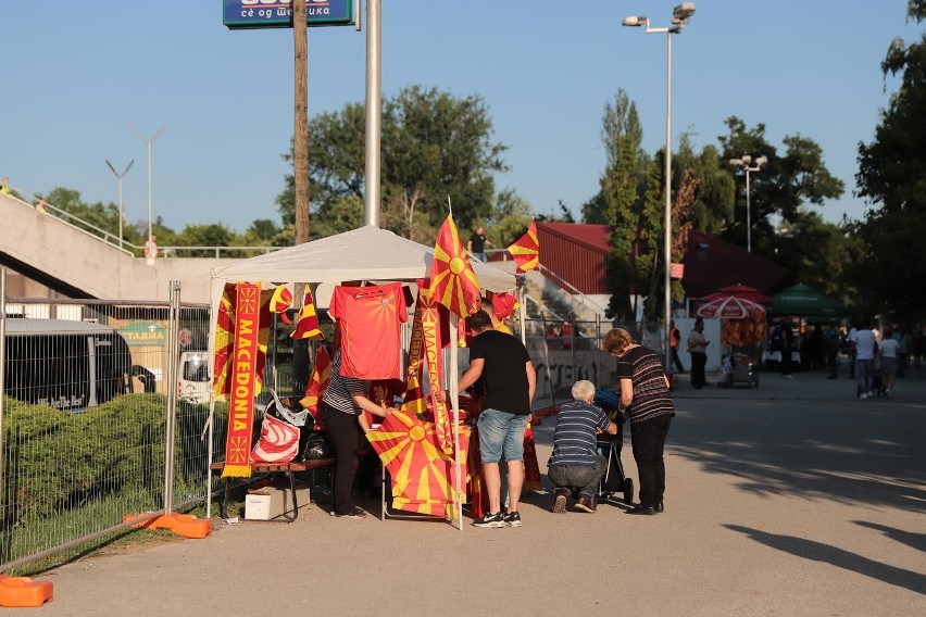Macedonia - Polska. Polscy kibice w Skopje przed meczem w większości zachowywali się spokojnie, chociaż doszło do awantury w restauracji