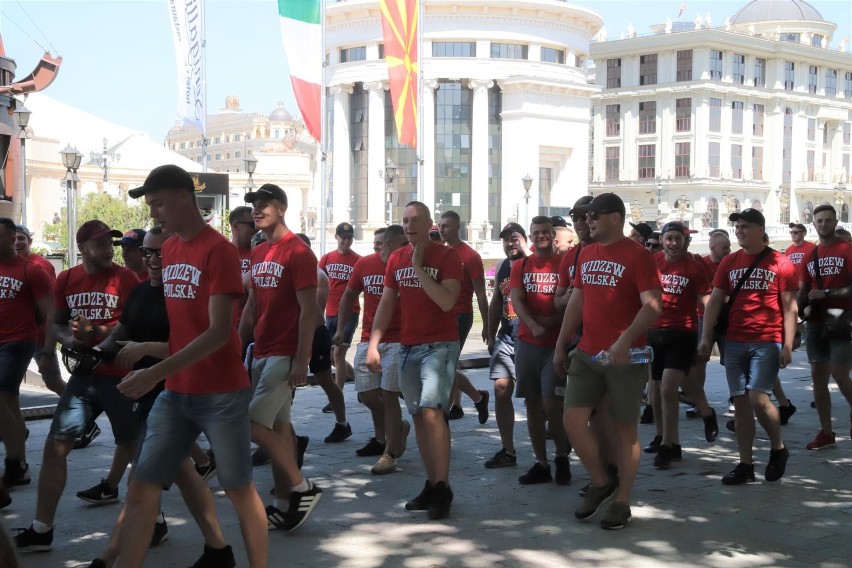 Macedonia - Polska. Polscy kibice w Skopje przed meczem w większości zachowywali się spokojnie, chociaż doszło do awantury w restauracji