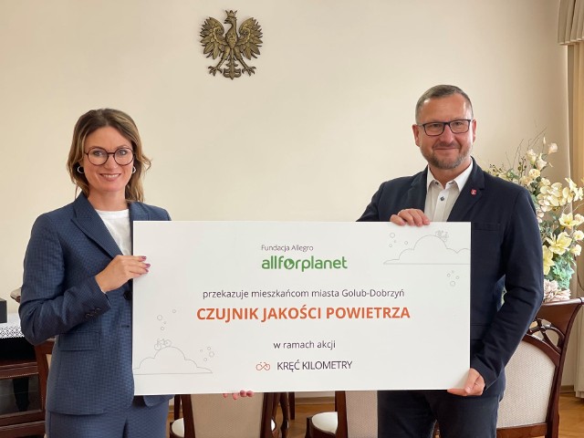 Przedstawicielka Fundacji Allegro All For Planet przekazała na ręce burmistrza Mariusza Piątkowskiego czujnik jakości powietrza. To nagroda za aktywny udział mieszkańców miasta w akcji "Kręć Kilometry"