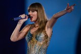 Taylor Swift kaszle i stara się śpiewać podczas koncertu. Fani przerażeni stanem jej zdrowia - WIDEO