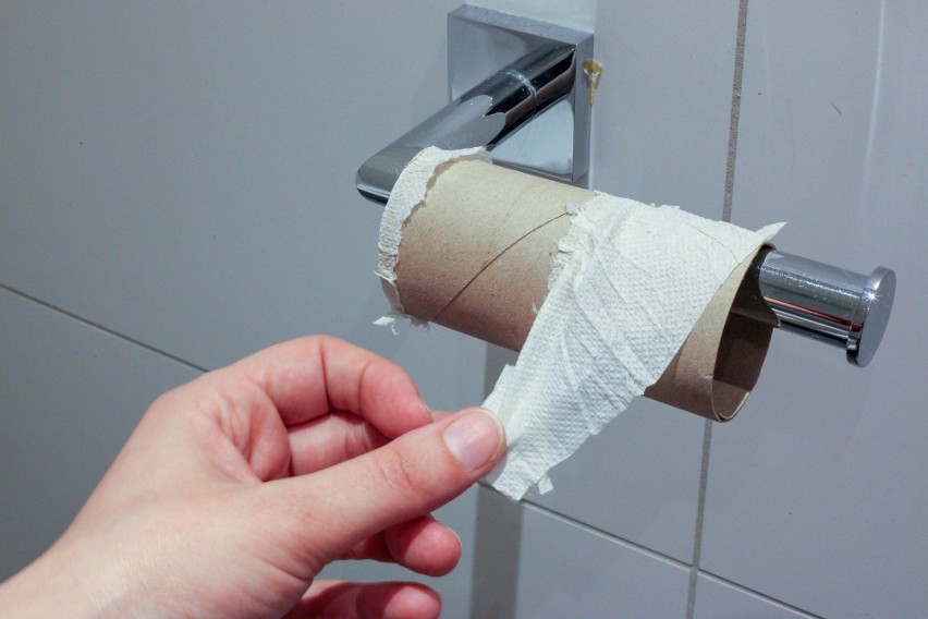 "Ile papieru toaletowego?" ("How much toilet paper?") - ten...