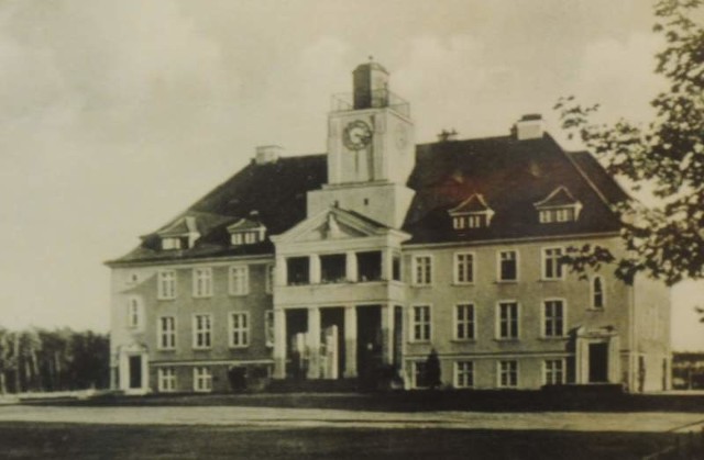 Ratusz w Kędzierzynie (Kandrzin, a po 1933 roku Heydebreck) w latach 30. ubiegłego wieku. Wówczas za nim rozciągał się las.Dziś jest to ścisłe centrum miasta, w gmachu urzęduje starosta.