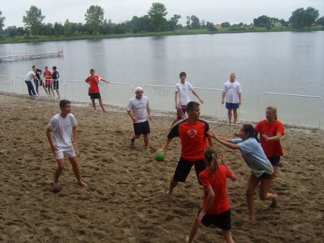 Rozgrywki piłki ręcznej na plaży na Podzamczu wszystkim zawodnikom dostarczyły wielu wrażeń