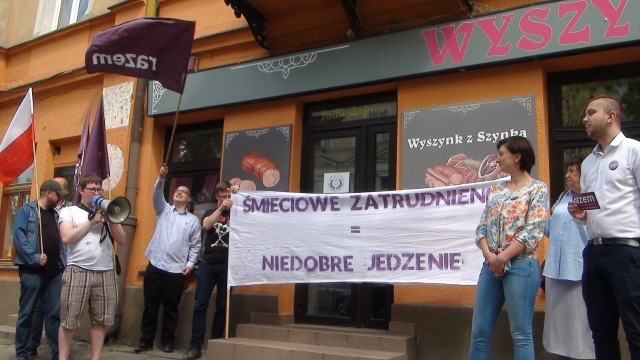 Przedstawiciele Partii Razem podczas środowej pikiety pod restauracją “Wyszynk z szynką”. Mieli ze sobą transparenty.