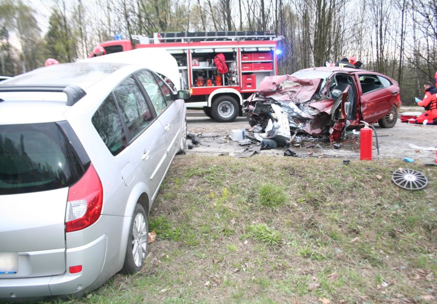 Po wypadku w Miasteczku Śląskim cztery osoby trafiły do...