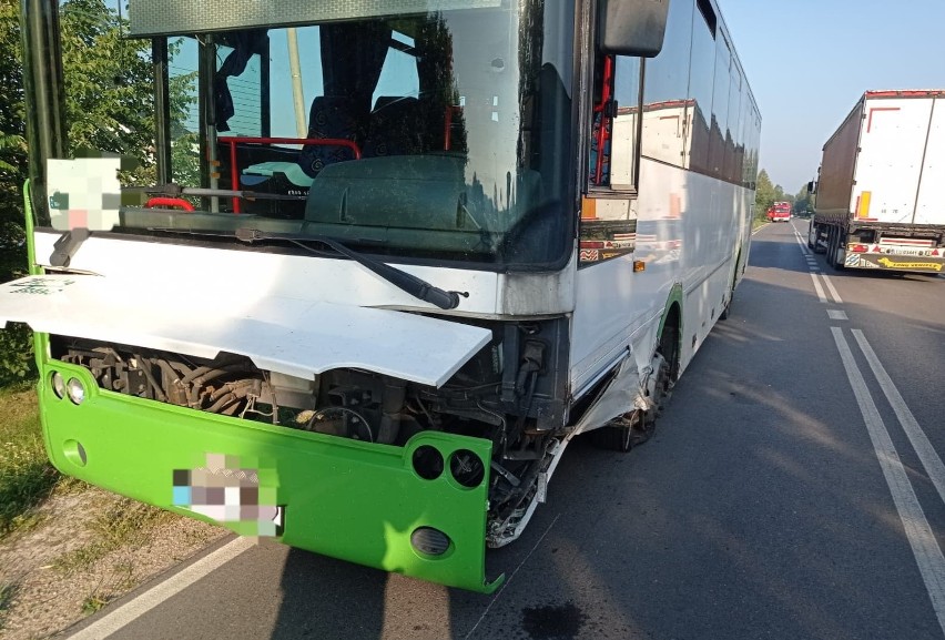 Zderzenie autokaru pracowniczego z osobowym autem na ulicy Wyzwolenia w Połańcu. Jedna osoba w szpitalu