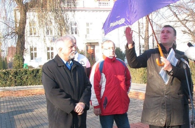 Symbolem stowarzyszenia jest parasolka, która będzie chronić ludzi skrzywdzonych przez aktualną władzę, konkretnie przez prezydenta Mastalerza &#8211; prezentował Wojciech Wąsik.