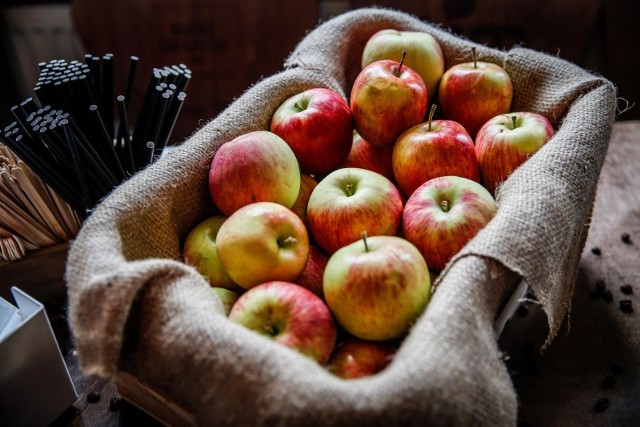 W okresie zimowym z owoców najczęściej wybieramy jabłka oraz owoce jagodowe.