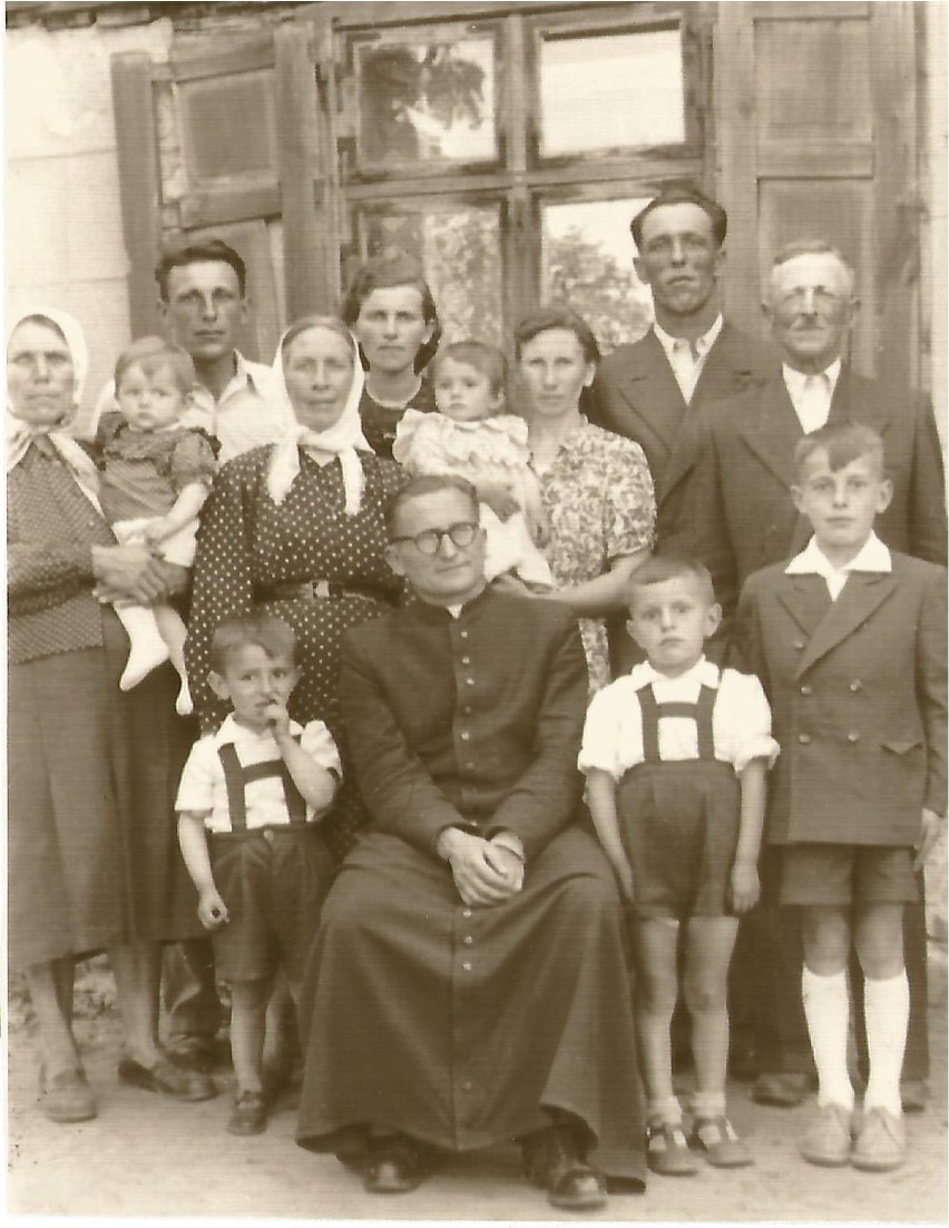 Zdjęcie całej rodziny Górnickich z okazji  Pierwszej Komunii...
