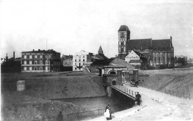 Brama Jakubska padła jako pierwsza. Została rozebrana w latach 80. XIX wieku.