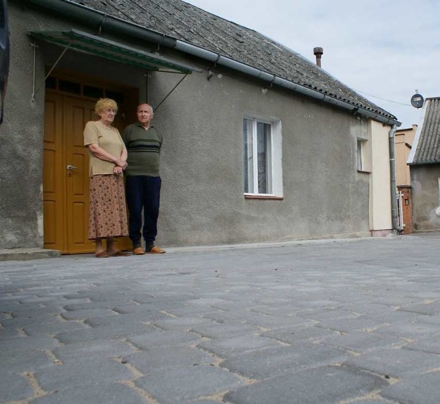 Obawy Reginy i Jana Frączczaków budzi plac przed ich domem. Burmistrz zapewnia, że daje on swobodny dostęp do ulicy. Małżonkowie przeglądając mapy zauważyli, że jest on własnością sąsiadów.