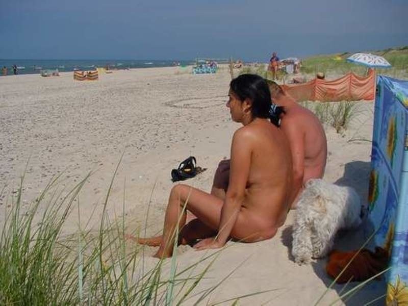 Najpopularniejsza plażą nudystów jest plaża położona między...
